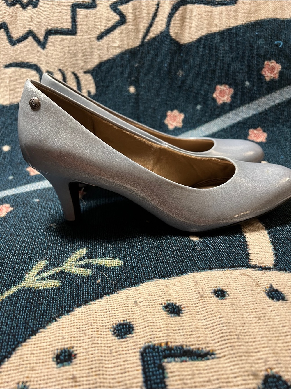 Pale Blue Rounded-Toe pumps size 8.5 - Picture 2 of 8